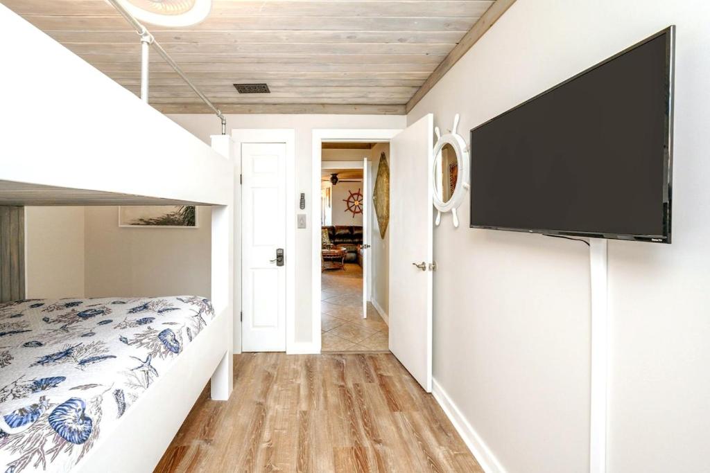 Captains Quarters 3 Comm Pools Pet Friendly的电视和&#47;或娱乐中心