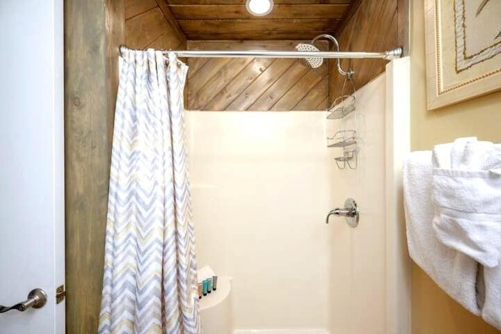 Captains Quarters 3 Comm Pools Pet Friendly的一间浴室