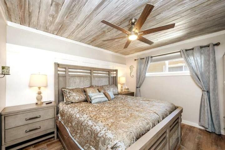 Captains Quarters 3 Comm Pools Pet Friendly客房内的一张或多张床位