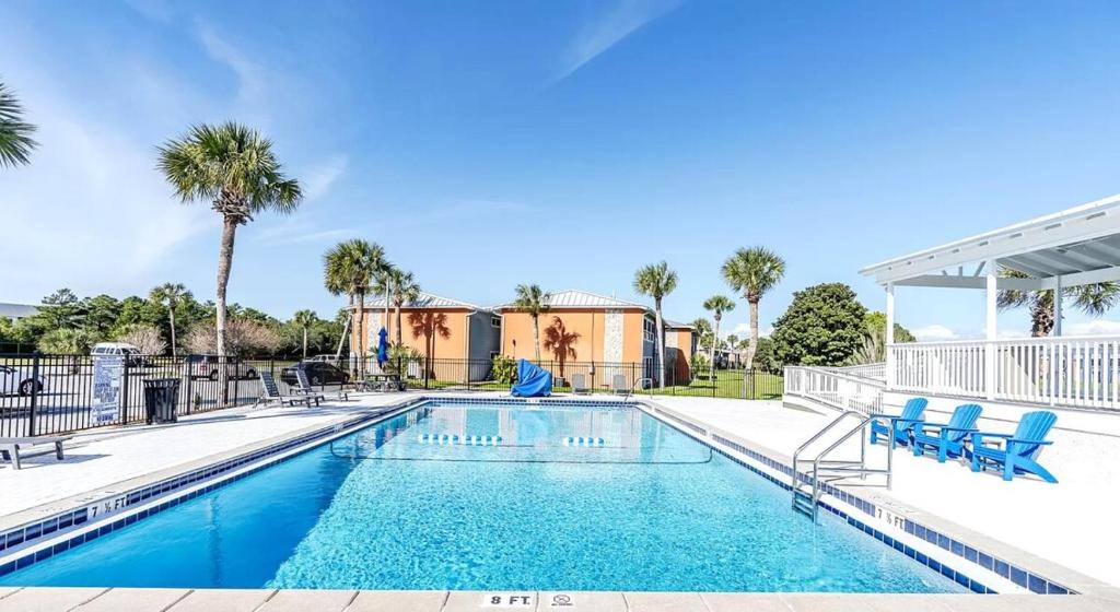Captains Quarters 3 Comm Pools Pet Friendly内部或周边的泳池