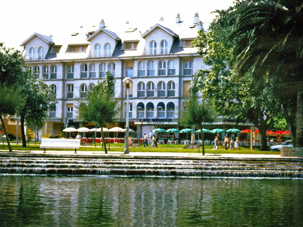 桑坦德拉斯布里萨公寓酒店的靠近水体的大建筑