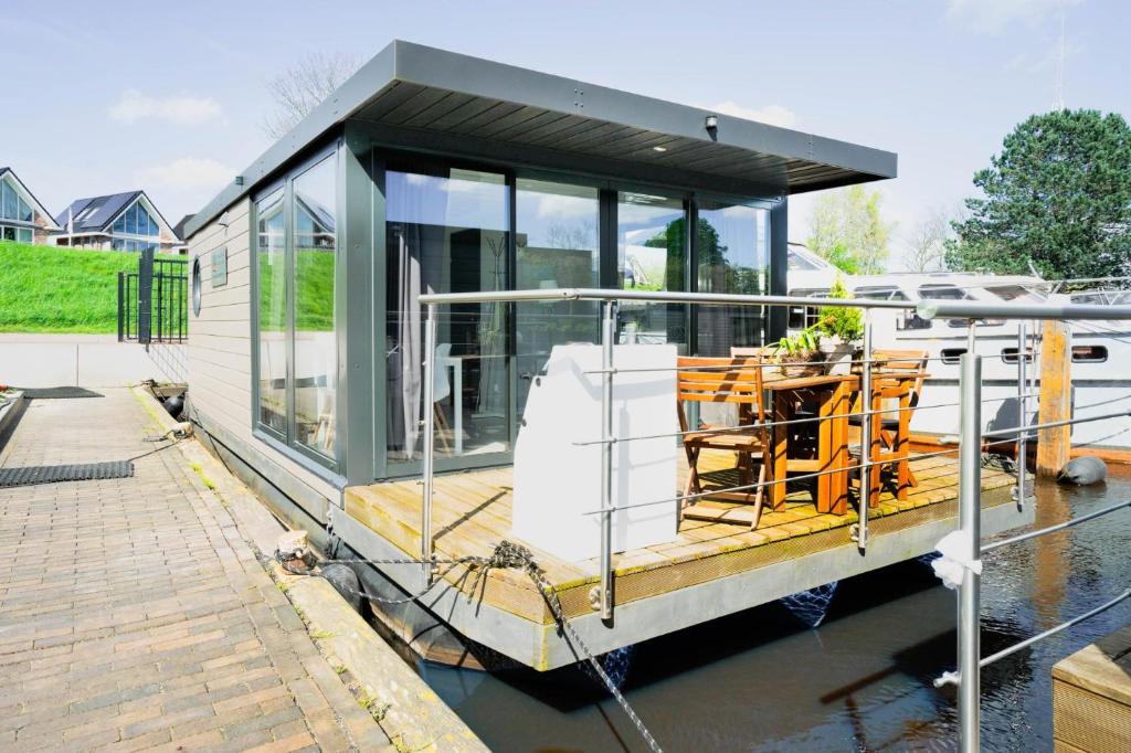 兹瓦茨勒伊斯stylish Houseboat 2 bedrooms near Giethoorn的水中船屋