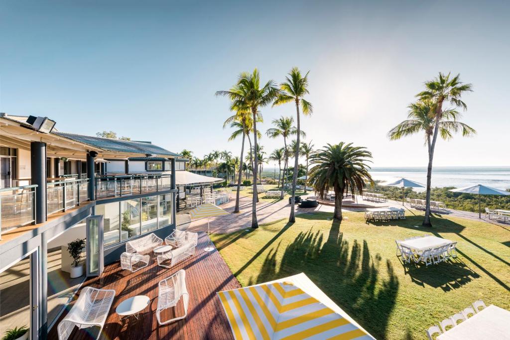 布鲁姆红树林酒店的阳台享有大海和棕榈树的景致。
