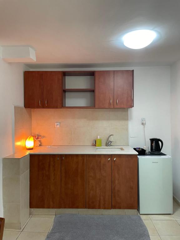 Eilat Beach House的厨房或小厨房