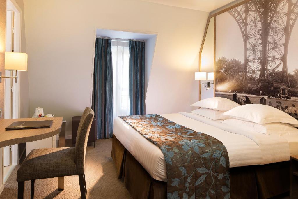 巴黎杜尔那马莱酒店的酒店客房配有一张床、一张桌子和一张桌子以及椅子。