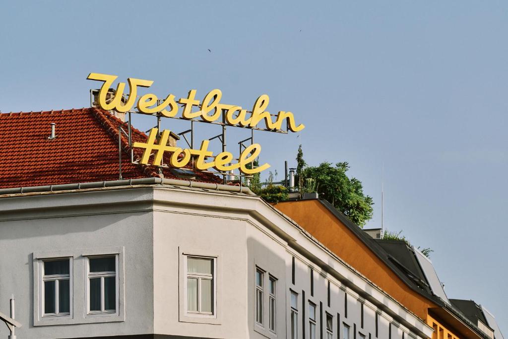 维也纳Hotel Westbahn的建筑物顶部的 ⁇ 虹灯标志