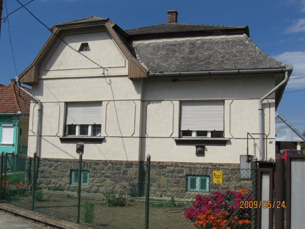 MátraderecskeMuskátlis vendégház的白色房子,有灰色的屋顶