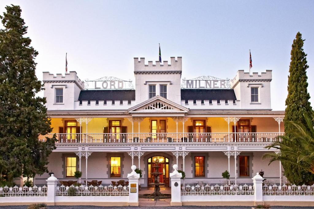 MatjiesfonteinLord Milner Hotel的白色的大厦,有白色的栅栏
