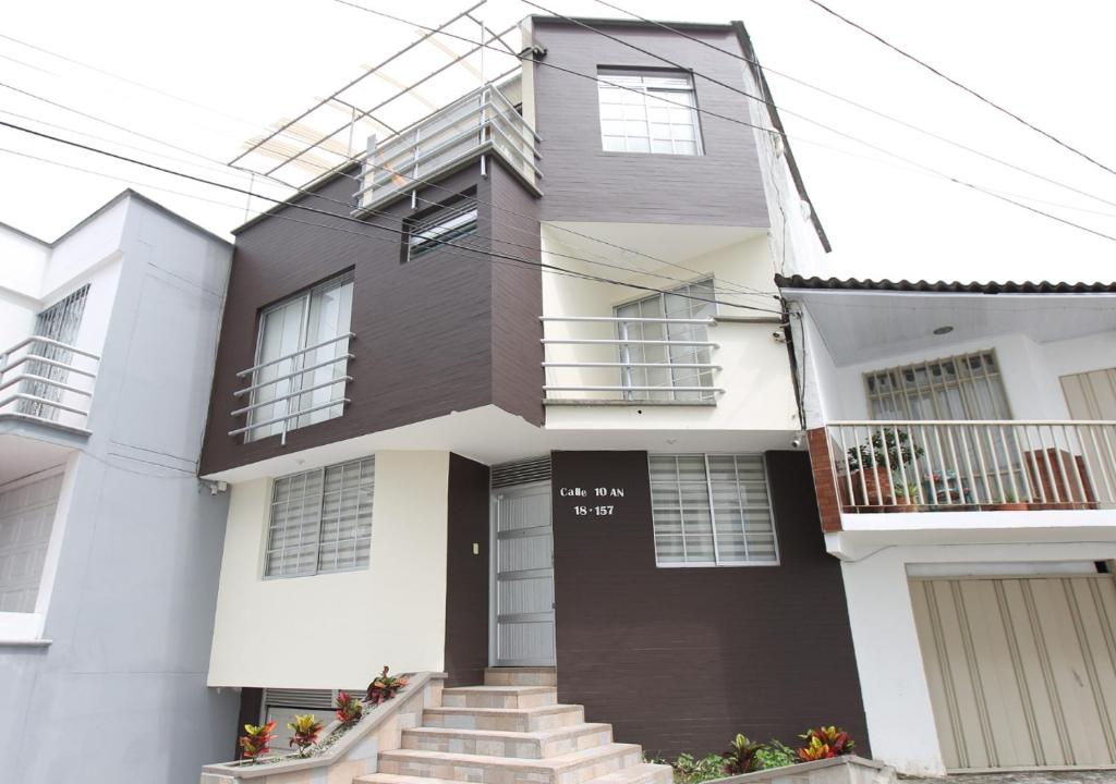 Cozy 4 Bedroom Home with Jacuzzi and Outside Deck平面图