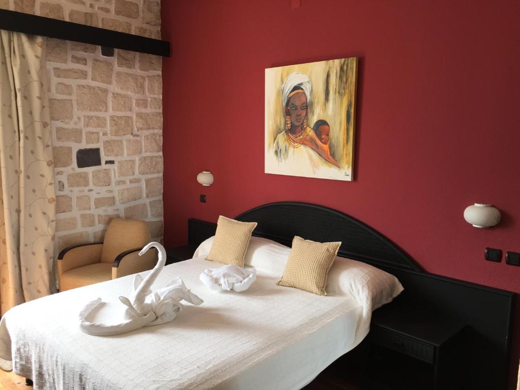 萨尔雷Hotel Dunas Ilha da Boavista Sal Rei的一间卧室配有一张壁画床