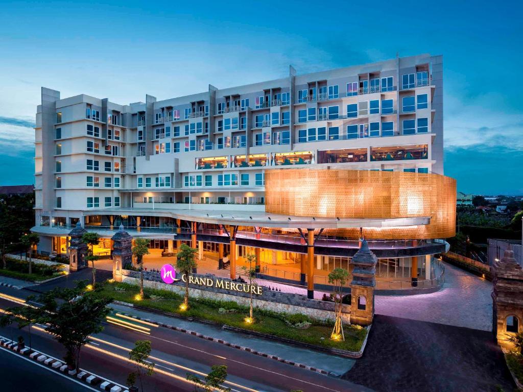 日惹Grand Mercure Yogyakarta Adi Sucipto的晚上酒店仓库的空中景观