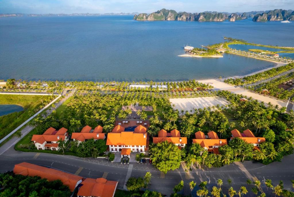 下龙湾Tuan Chau Resort Ha Long的水边度假村的空中景观