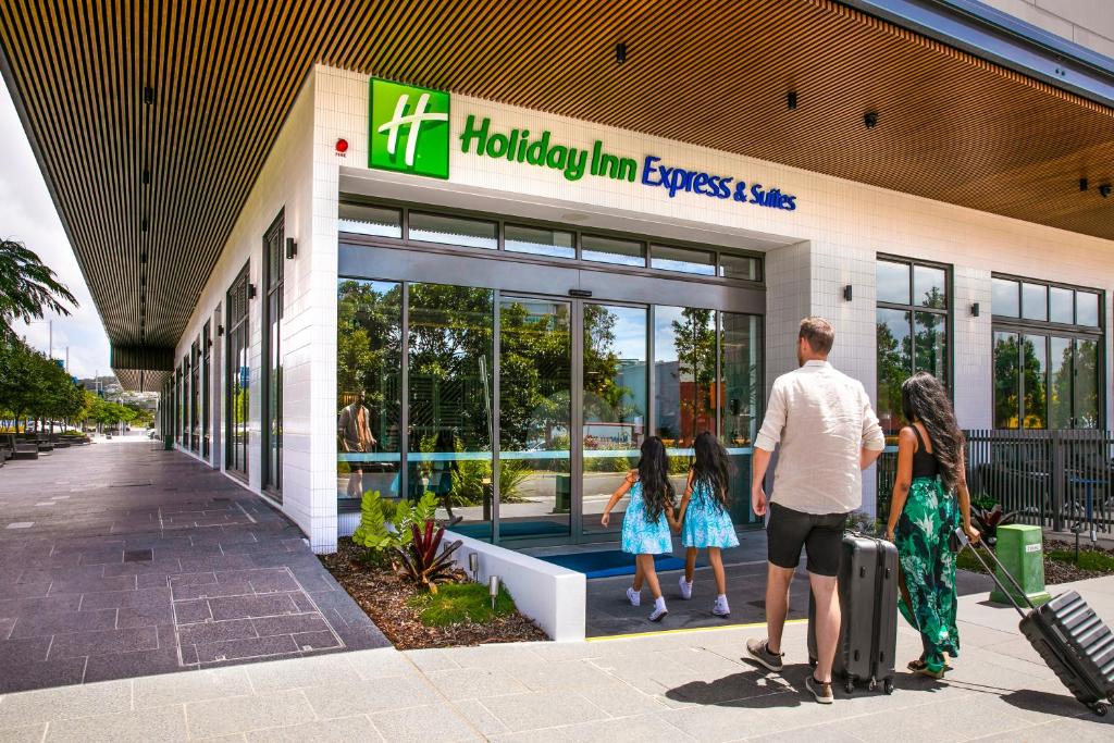 玛志洛Holiday Inn Express & Suites Sunshine Coast, an IHG Hotel的一群站在购物中心外的人