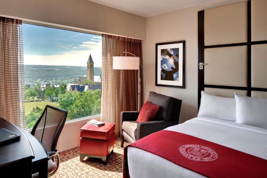 伊萨卡康奈尔大学斯塔特勒酒店 的配有一张床、一张书桌和一扇窗户的酒店客房