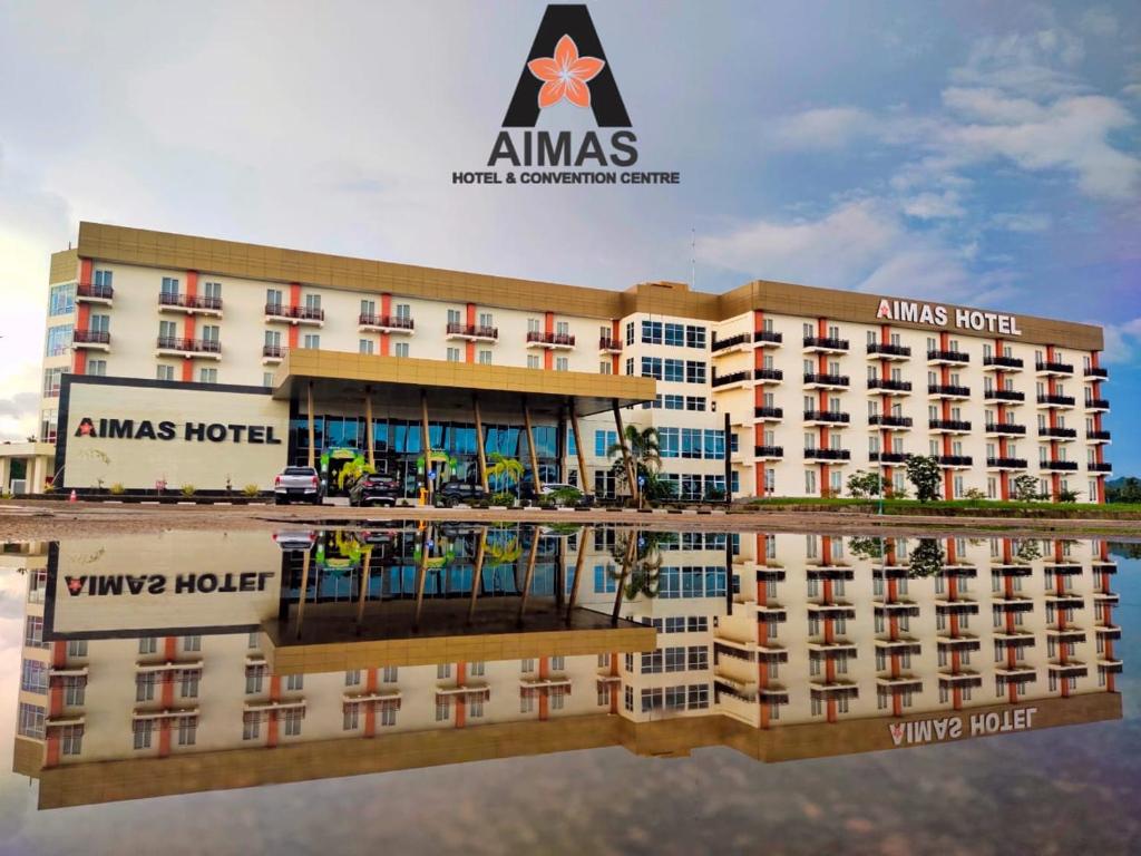 索龙Aimas Hotel and Convention Centre的水中反射的安娜酒店 ⁇ 染