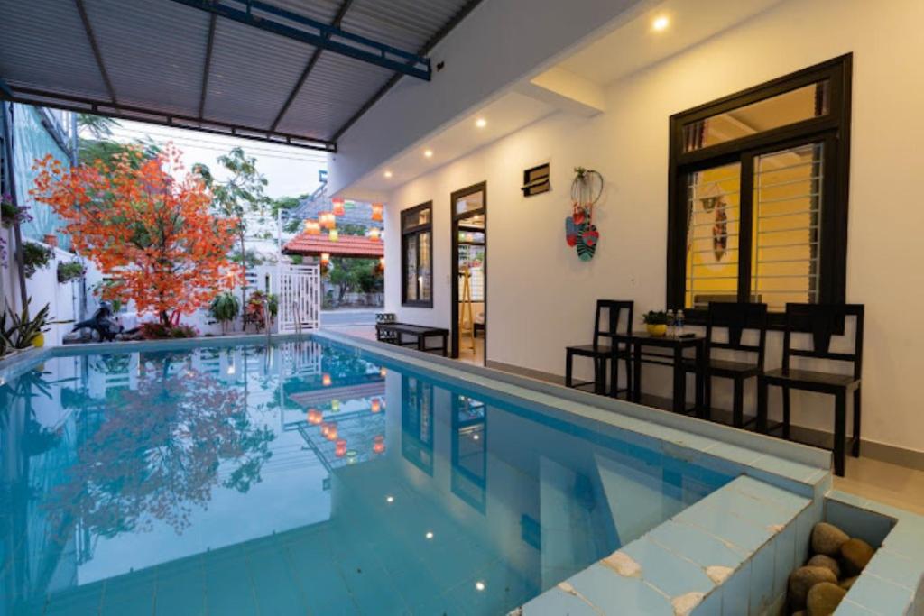 会安Hội An Poolside Villa的一座大游泳池