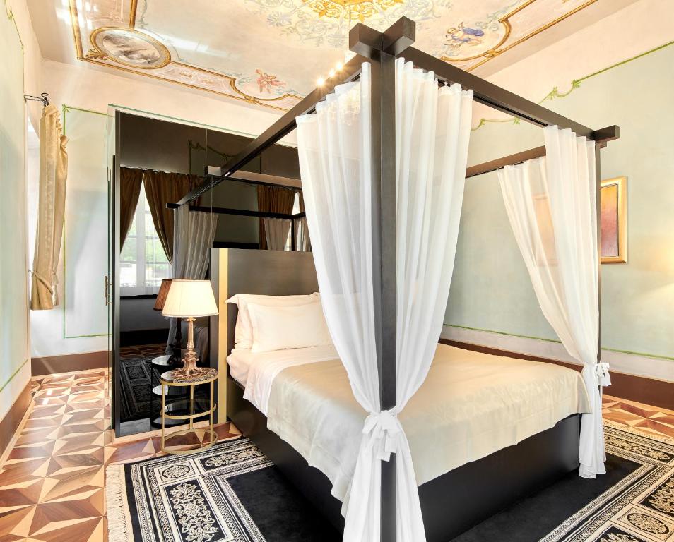 King Kresimir Heritage Hotel客房内的一张或多张床位