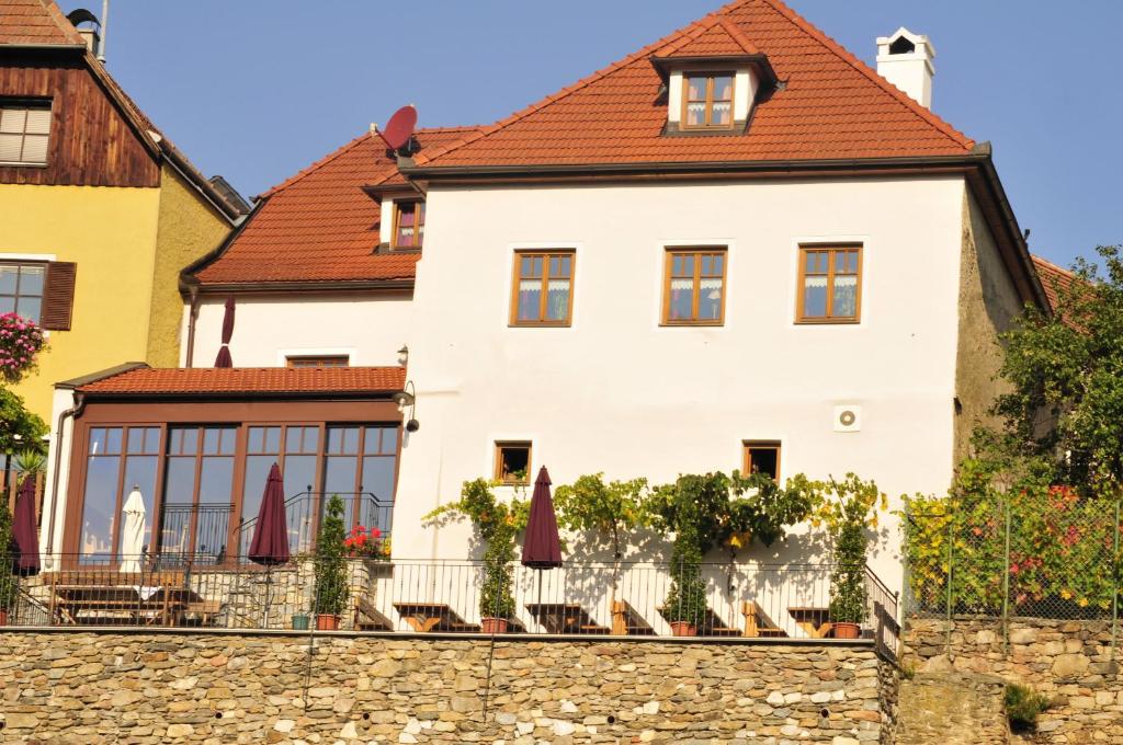 瓦豪地区魏森基兴Gästehaus Turm Wachau的白色的红色屋顶房屋