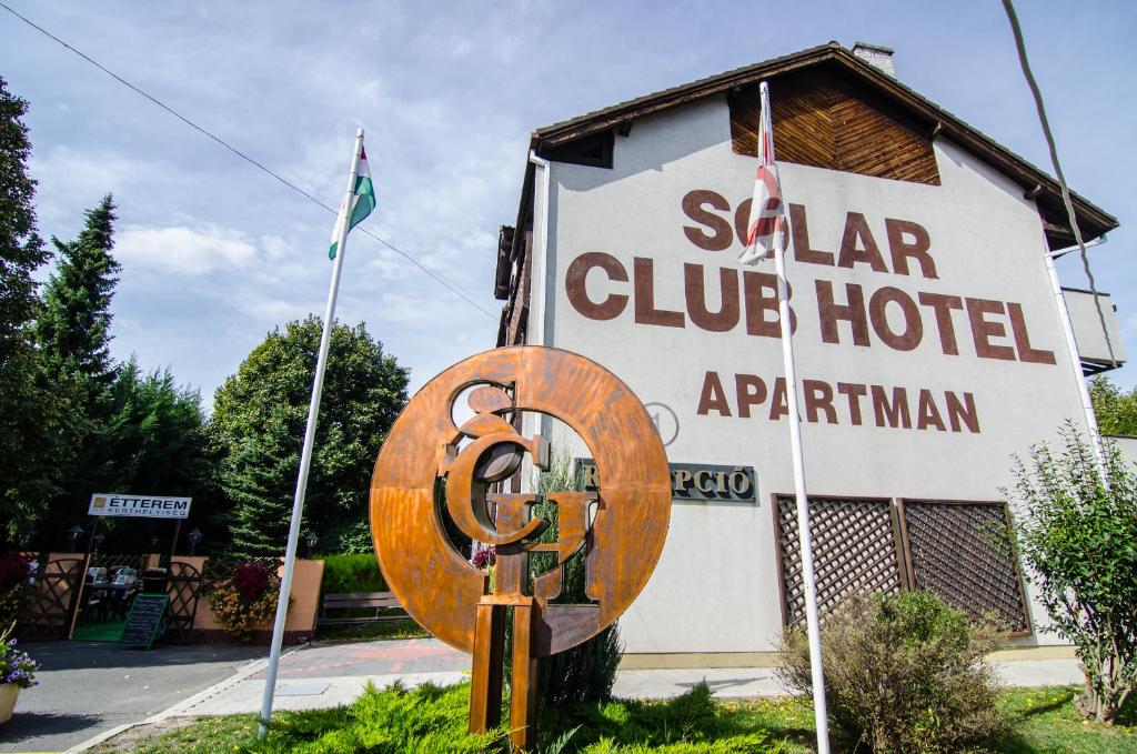 索普隆阳光俱乐部酒店的一个带大标志的Saar clair 俱乐部酒店的标志