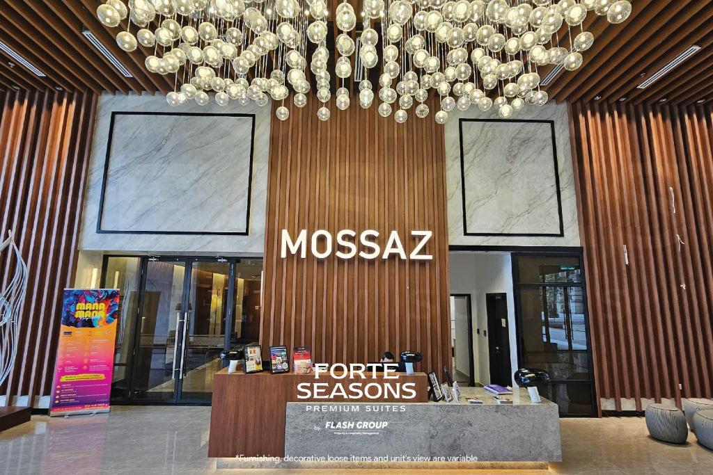 八打灵再也Forte Seasons Mossaz Premium Suites Petaling Jaya的大堂内带吊灯的摩沙星商店