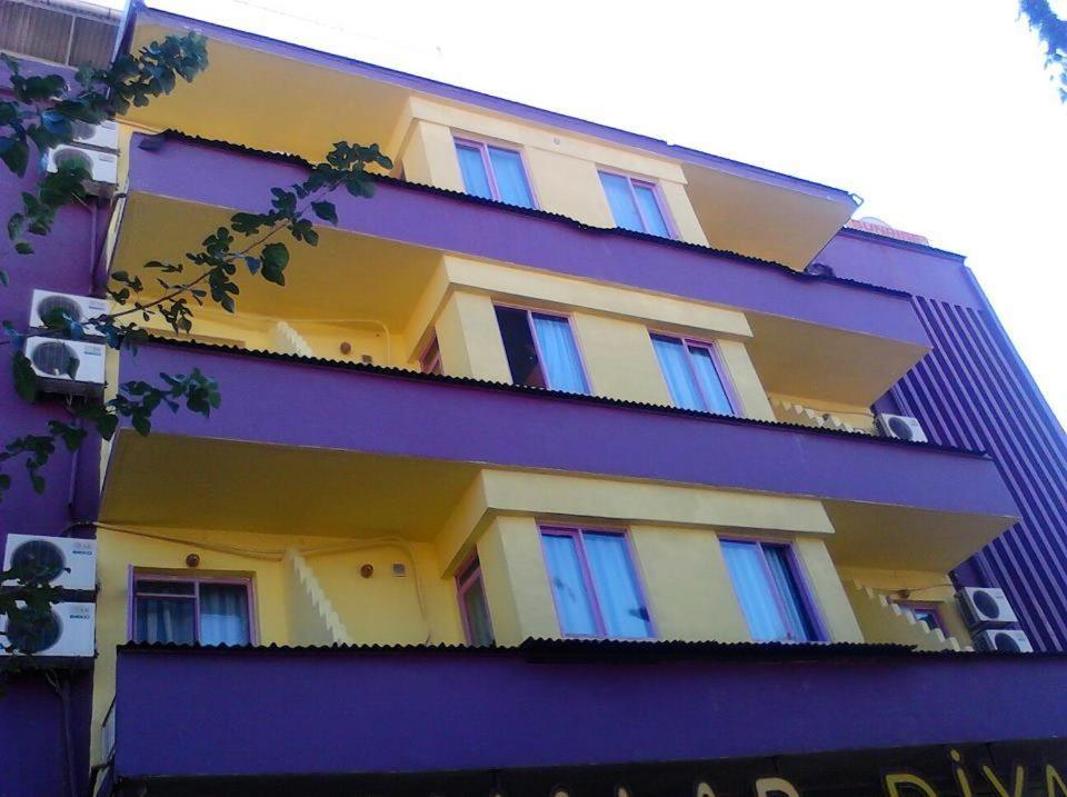 安塔利亚Sunrise Hotel的紫色的建筑,窗户在它的侧面