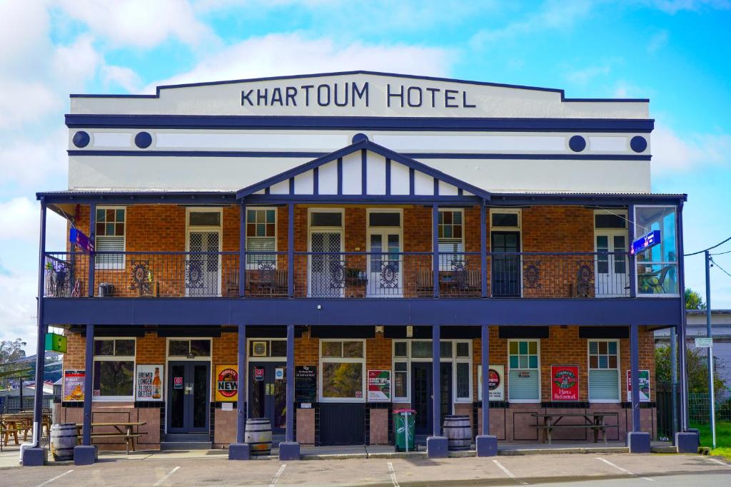 KitchenerKhartoum Hotel的带有重读酒店标志的建筑