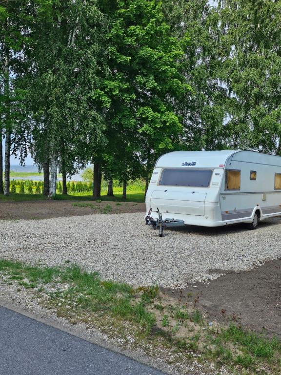 TihedaPeipsi Tiheda Чудское озеро的停在路边的白色大篷车