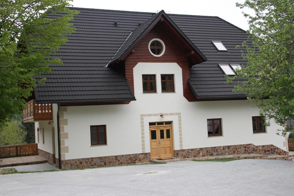 卢斯Farmstay Hiša Pečovnik的黑色屋顶的房子