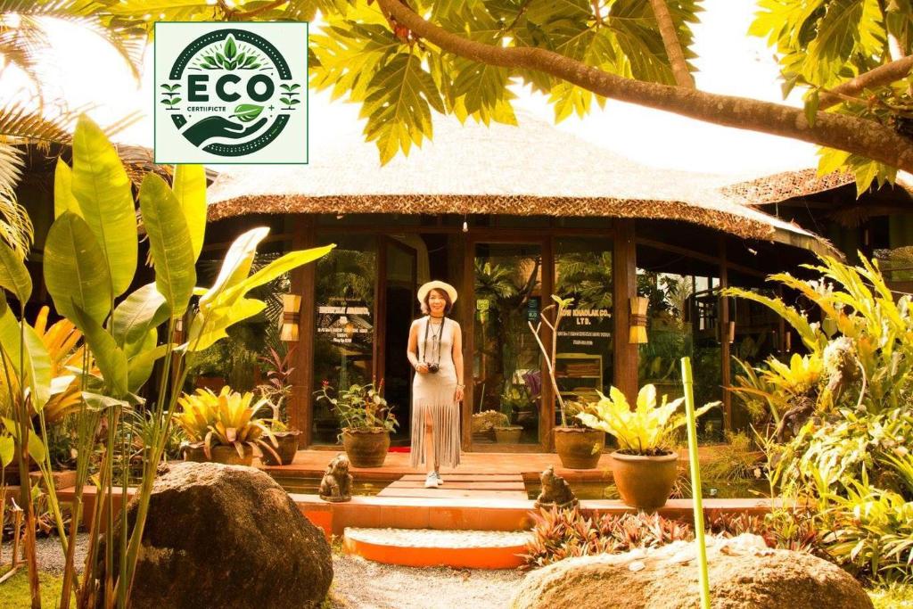 蔻立RELAX ECO Life Center - Khao lak的站在房子前面的女人的雕像