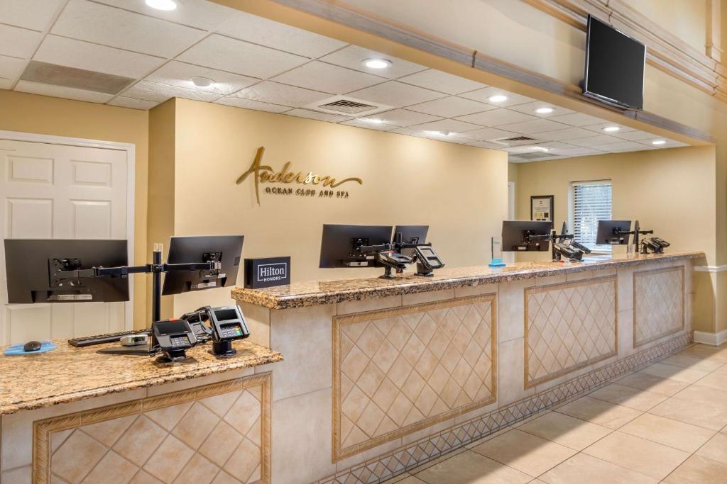 默特尔比奇Hilton Grand Vacations Club Anderson Ocean Myrtle Beach的阿拉克索利发廊的发廊