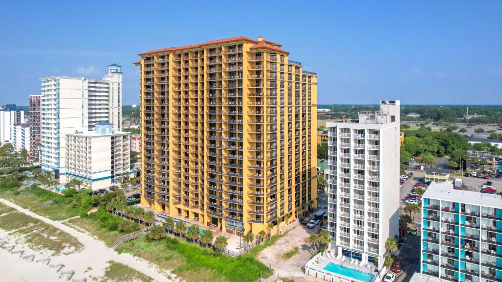 默特尔比奇Hilton Grand Vacations Club Anderson Ocean Myrtle Beach的城市高楼的俯视图