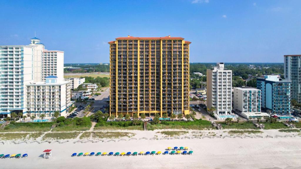 默特尔比奇Hilton Grand Vacations Club Anderson Ocean Myrtle Beach的鸟瞰高楼林立的城市