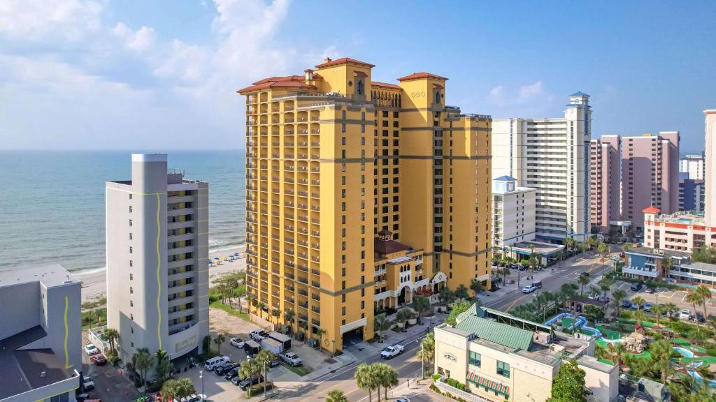 默特尔比奇Hilton Grand Vacations Club Anderson Ocean Myrtle Beach的俯瞰大海的城市