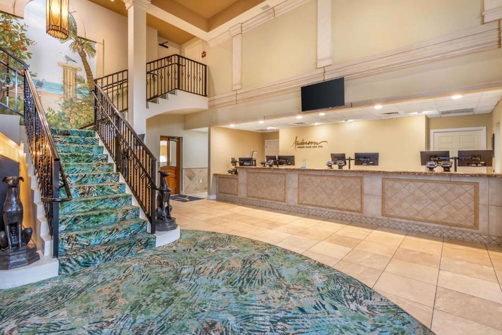 默特尔比奇Hilton Grand Vacations Club Anderson Ocean Myrtle Beach的大堂设有楼梯和等候区