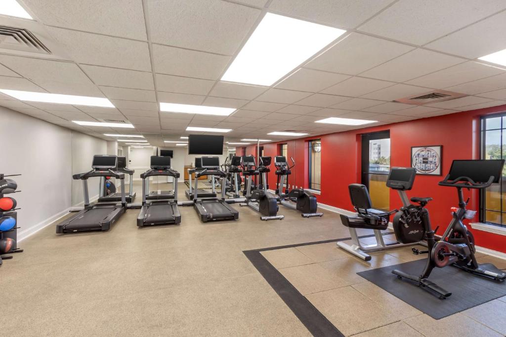 默特尔比奇Hilton Grand Vacations Club Anderson Ocean Myrtle Beach的健身房,配有跑步机和有氧运动器材