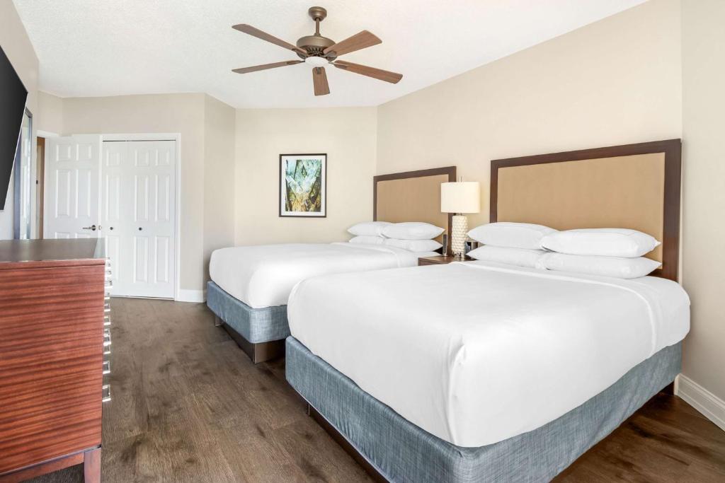 Hilton Grand Vacations Club Anderson Ocean Myrtle Beach客房内的一张或多张床位