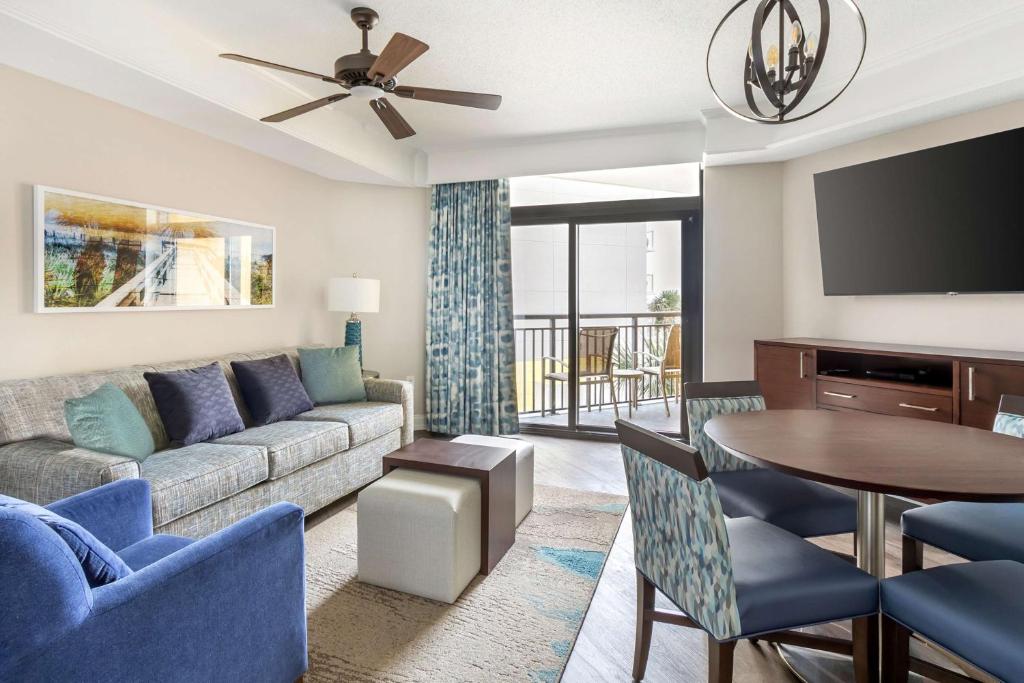 Hilton Grand Vacations Club Anderson Ocean Myrtle Beach的休息区