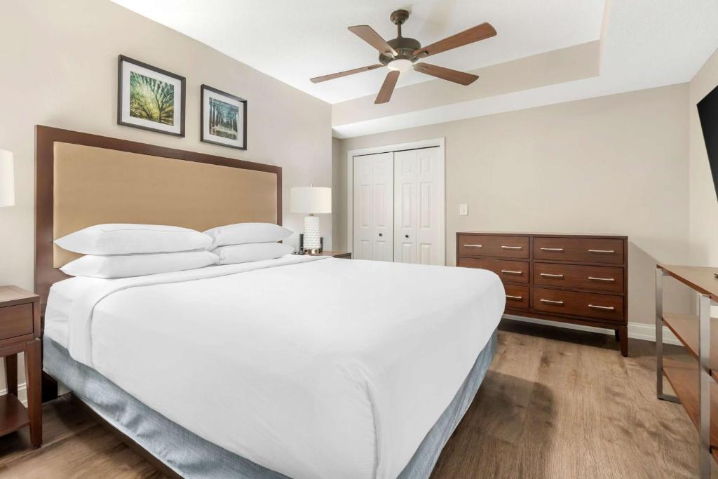 Hilton Grand Vacations Club Anderson Ocean Myrtle Beach客房内的一张或多张床位