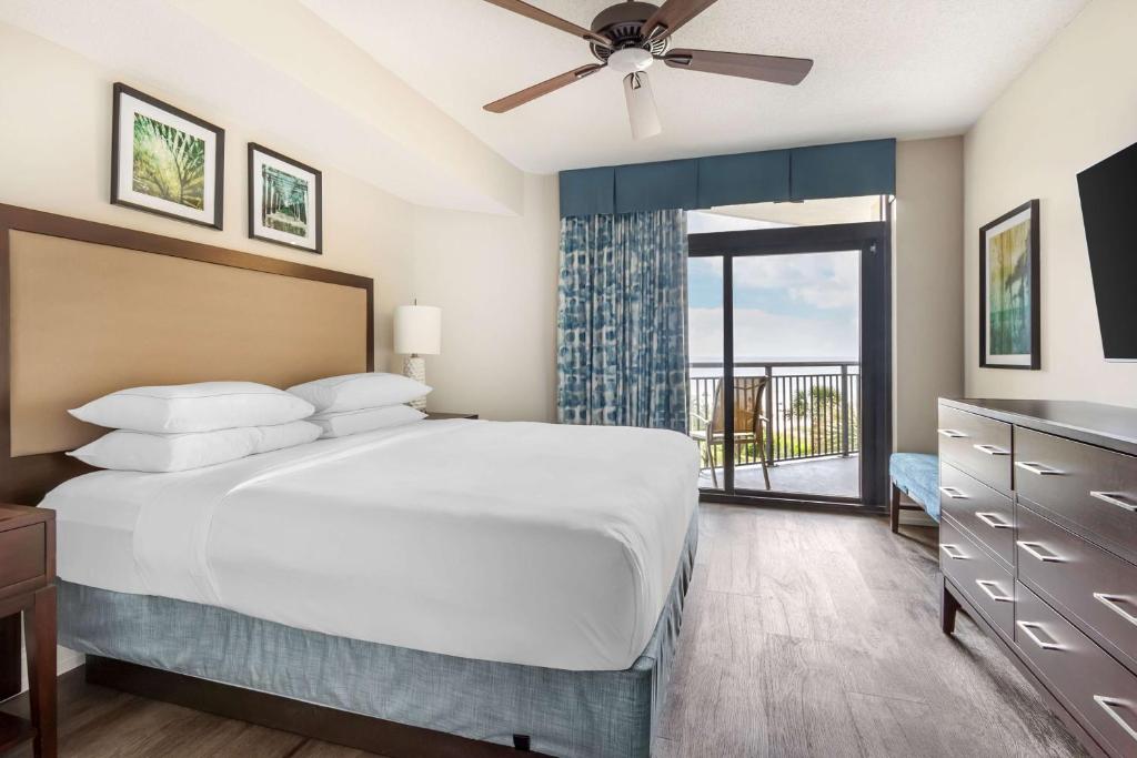 Hilton Grand Vacations Club Anderson Ocean Myrtle Beach客房内的一张或多张床位
