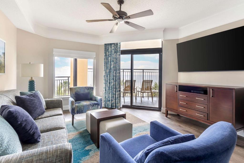 Hilton Grand Vacations Club Anderson Ocean Myrtle Beach的电视和&#47;或娱乐中心