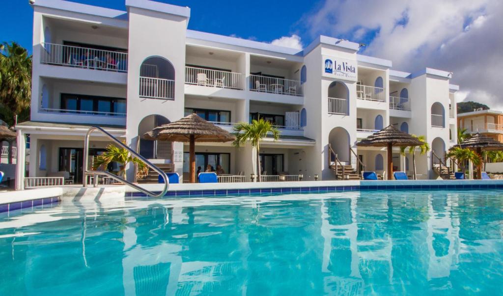 辛普森湾拉维斯塔海滩度假酒店的从游泳池可欣赏到酒店景色
