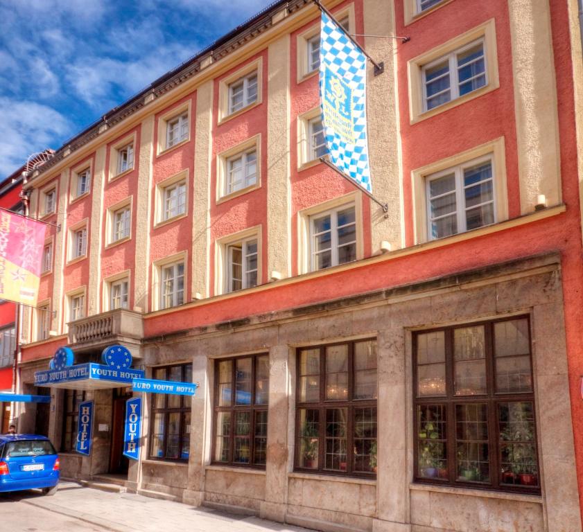 慕尼黑慕尼黑欧洲青年旅馆的上面有旗帜的建筑