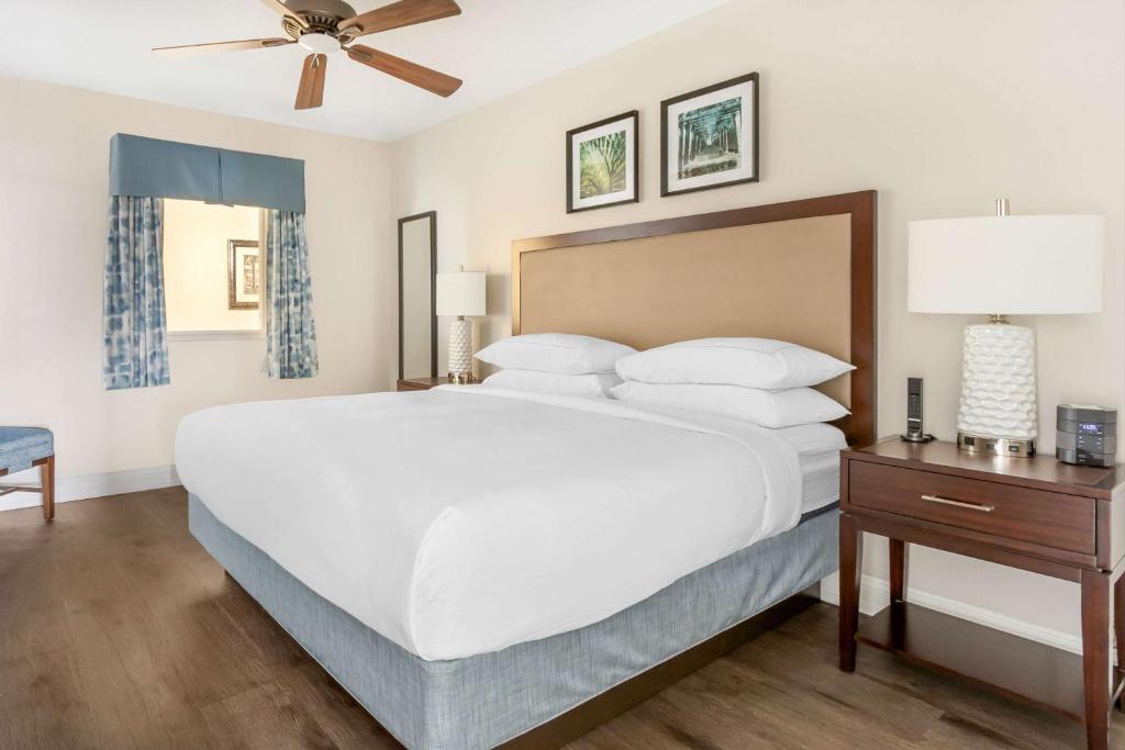 Hilton Grand Vacations Club Anderson Ocean Myrtle Beach客房内的一张或多张床位