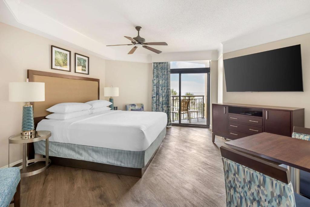 Hilton Grand Vacations Club Anderson Ocean Myrtle Beach客房内的一张或多张床位