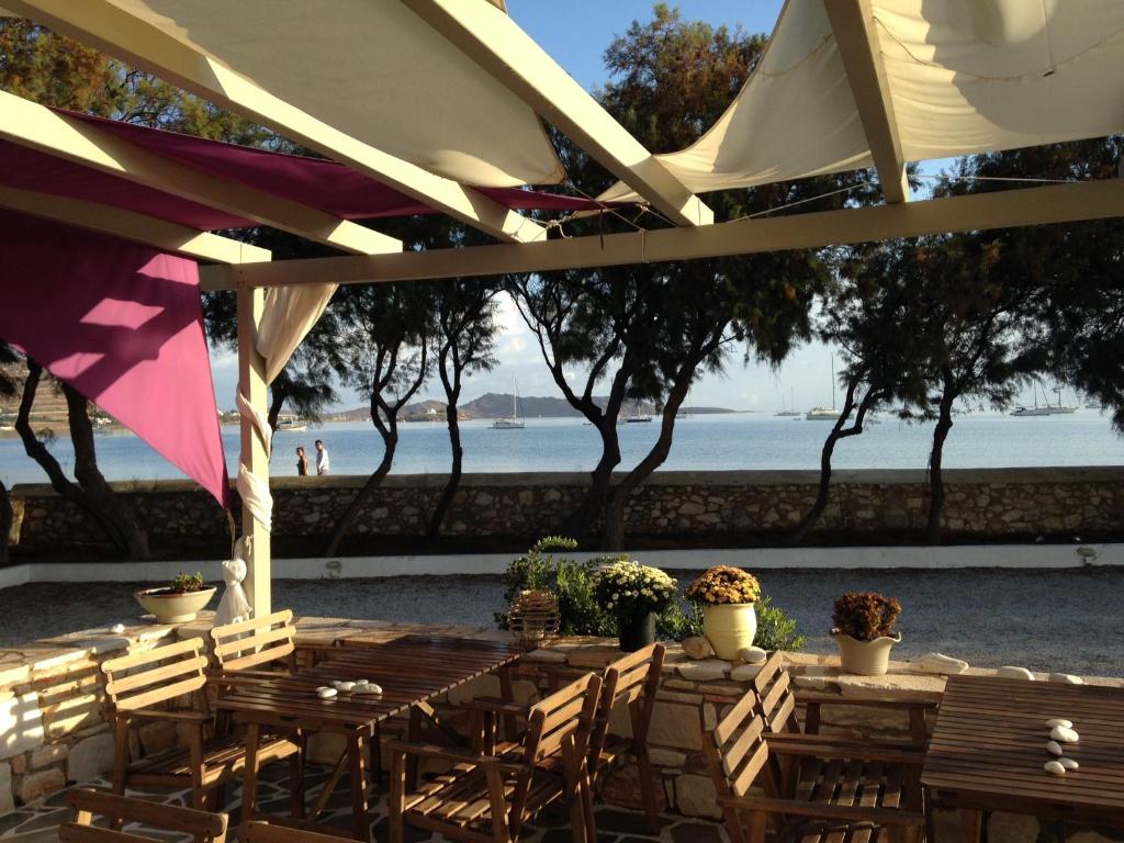 纳乌萨Almira Suites - Seafront - Naousa Paros的一组帐篷下的桌椅