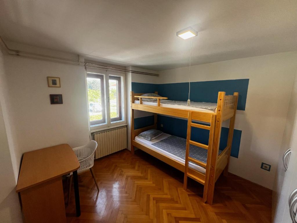 Spodnje ŠkofijeGuesthouse Škofije ob Parenzani的小房间设有双层床和书桌