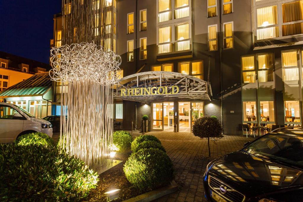 拜罗伊特莱茵黄金酒店的夜间在建筑物前的喷泉