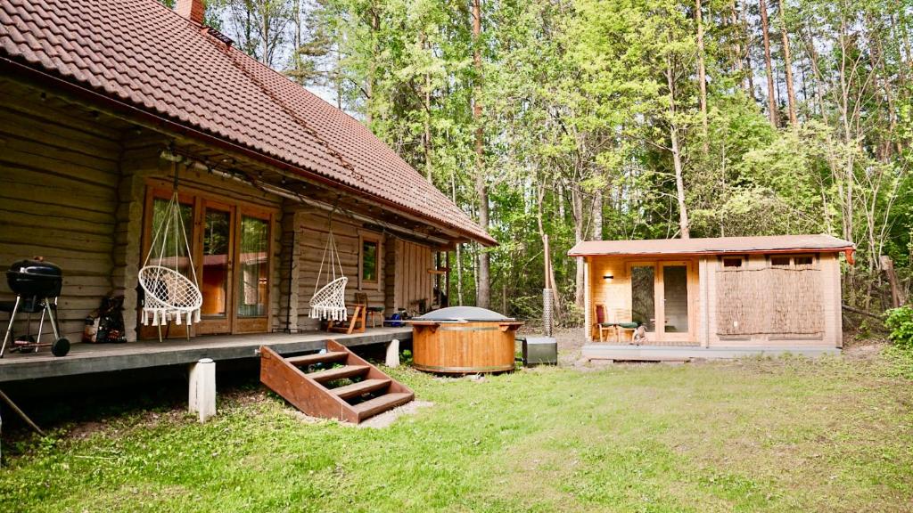 RannakülaQuiet Log House, Vaikne palkmaja, saun ja kümblustünn的小屋旁设有热水浴池