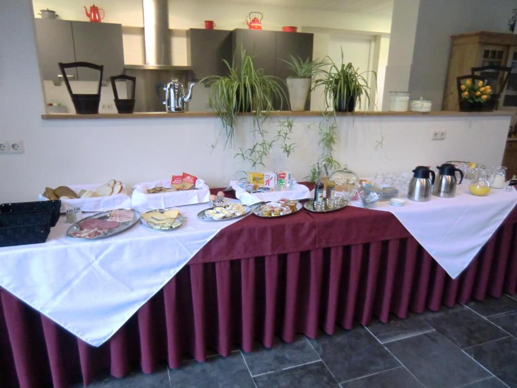 哈登贝赫豪尔斯泰勒瑞瑞泽维恩酒店的一张桌子,上面放着食物盘