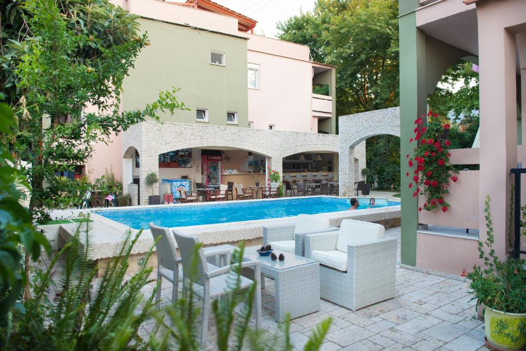 萨索斯Dimitriadis fresh Edem的一个带游泳池和椅子的庭院和一座建筑